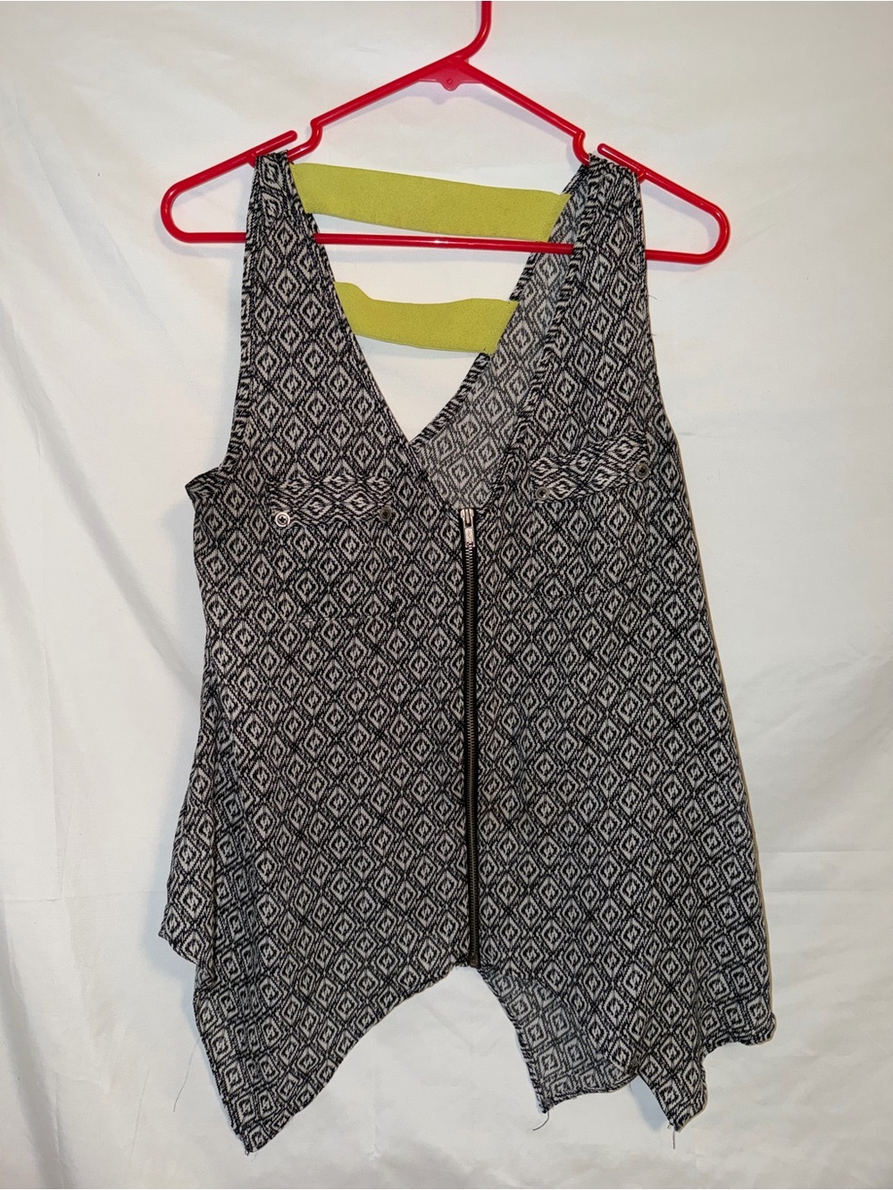 Studio Y Black & White Geometric V-Neck Sleeveless Top